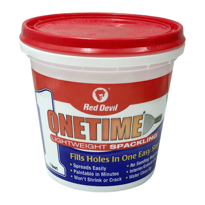 Vit och röd burk med texten "ONETIME LIGHTWEIGHT SPACKLING". Text om lättapplicering och vattentålighet syns.