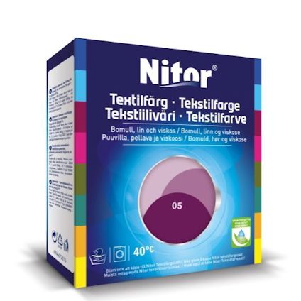 Förpackning av Nitor textilfärg i mörk viol med nummer 05, avsedd för användning på bomull, lin och viskos.