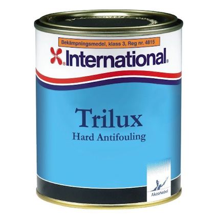 Burk med blå etikett och texten "International Trilux Hard Antifouling". Överst en röd och vit logotyp.