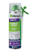 Sprayburk märkt "illbruck FM810 Hybrid Foam" med grön applikatorfastsättning ovanpå.