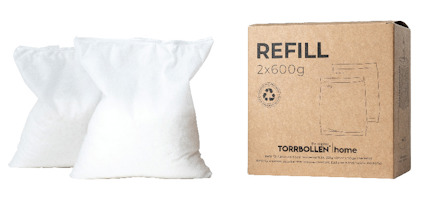 Två vita påsar bredvid en brun kartong med texten "REFILL 2x600g" och "TORRBOLLEN home".