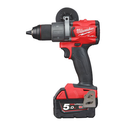 Röd och svart borrmaskin med varumärket "Milwaukee" och en 5.0 Ah batterimodul.