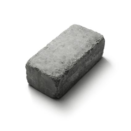 Rektangulär, grå byggsten med rustik yta, liggande mot en vit bakgrund.