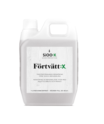 Plastdunk med etiketten "Förtvätt Sioo:x", text om träförstärkande rengöring.