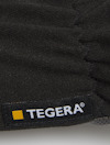 Svart tyg med texten "TEGERA" i vitt och en gul kvadrat ovanför.