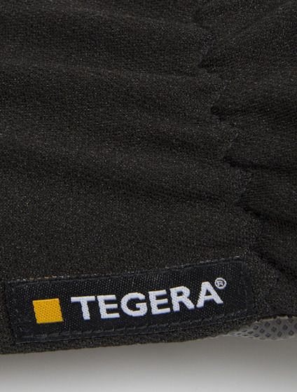 Svart tyg med texten "TEGERA" i vitt och en gul kvadrat ovanför.