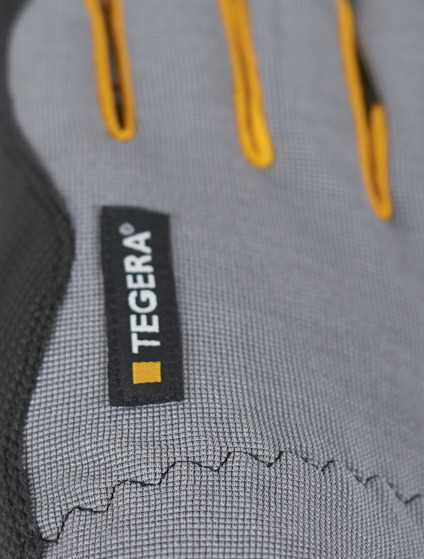 Arbetshandske i grått tyg med orange detaljer och etikett med texten "TEGERA".