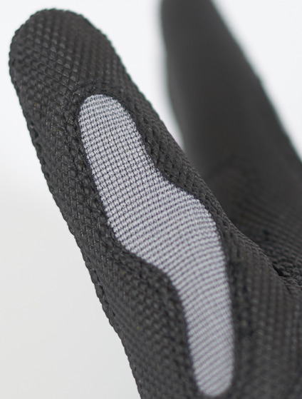 Svart textilhandske med grått nätmönster på insidan av fingret.