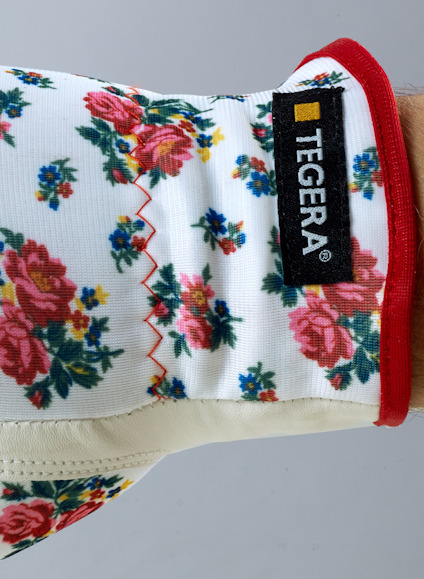 Ärmlängd med blommigt mönster och röd kant, etikett med texten "TEGERA".