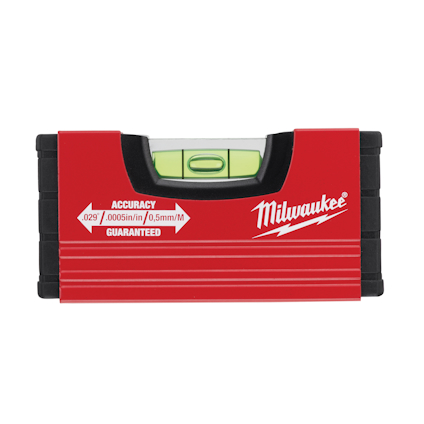 Rött och svart vattenpass med en grön libellampull i mitten och texten "Milwaukee" samt noggrannhetsinformation på framsidan.