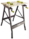 Hopfällbar arbetsbänk med träskiva, metallben och gröna plastklämmor. Märkt "RYOBI".