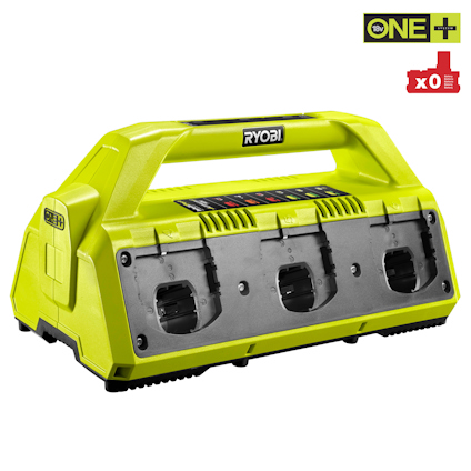 Grön batteriladdare för flera batterier, med svart och silverfärgad panel. Märkt "RYOBI" och "ONE+".