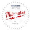 Cirkelsågklinga med vitt centrum och röda märken, texten "Milwaukee" synlig. Klingans tänder är jämnt fördelade runt kanten.