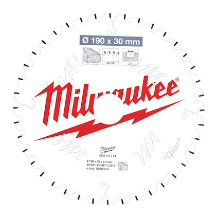 Cirkelsågklinga med vitt centrum och röda märken, texten "Milwaukee" synlig. Klingans tänder är jämnt fördelade runt kanten.