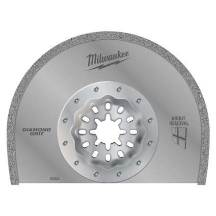 Halvmånformat diamantblad med texten "Milwaukee", "Diamond Grit" och "Grout Removal". Bladet har en tandad kant.