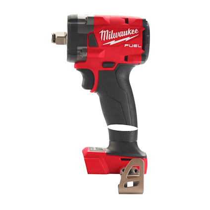 Röd och svart mutterdragare med logotypen "Milwaukee" och texten "Fuel" på sidan.
