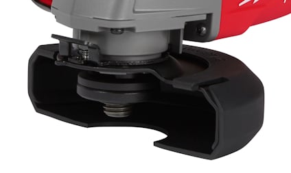 Del av en röd och svart elektrisk slipmaskin med robust hölje och metallfäste.