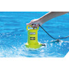 Grön vattenpump med texten "RYOBI 4200L/hr" sänks ned i en pool. En person håller i handtaget.