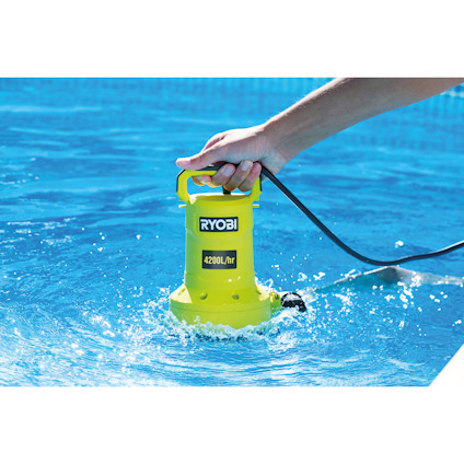 Grön vattenpump med texten "RYOBI 4200L/hr" sänks ned i en pool. En person håller i handtaget.