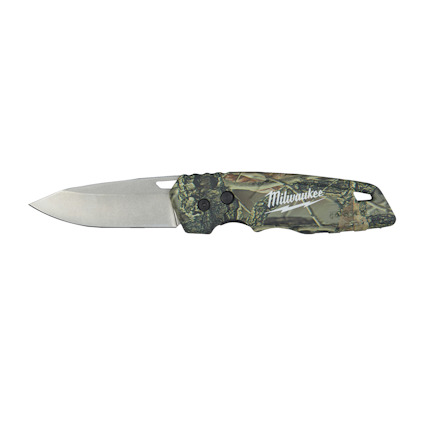 Fällkniv med kamouflagemönster och grått blad, märkt "Milwaukee" på handtaget.
