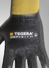 Arbetshandske med texten "TEGERA INFINITY" på svart yta och gul mudd.