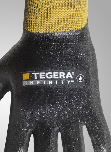 Arbetshandske med texten "TEGERA INFINITY" på svart yta och gul mudd.
