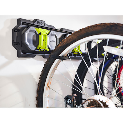 Cykel monterad på en vit vägg med hjälp av en Ryobi-väggfäste.