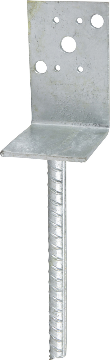 Metallisk stolpsko med vinklad platta och hål för montering, samt ett långt, räfflat skaft.