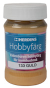 Hobbyfärgsburk med etikett "HERDINS Hobbyfärg, Vattenburen hobbyfärg för inomhusbruk, 133 GULD" och vit skruvlock.
