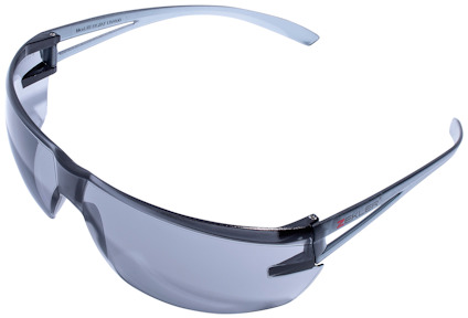 Skyddsglasögon med grå linser och svarta skalmar, välvd design för ögonskydd.