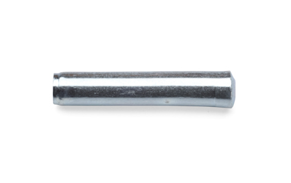 Cylindrisk metallstift med blank yta, liggande horisontellt mot vit bakgrund.