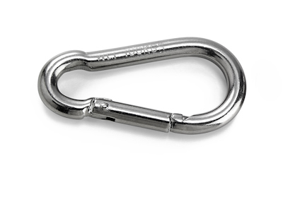 Karbinhake i metall med en fjäderbelastad öppning.