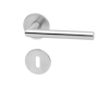 Silverfärgat dörrhandtag med rund rosett och tillhörande nyckelskylt av metall.