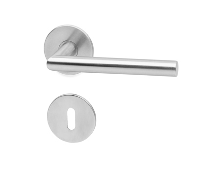 Silverfärgat dörrhandtag med rund rosett och tillhörande nyckelskylt av metall.