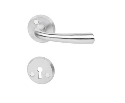 Dörrhandtag i borstad krom med enkel design, rund rosett och nyckelskylt.
