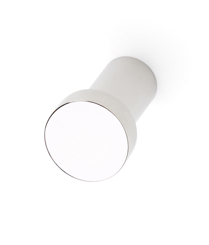 Vit cylinderformad krok med blank, kromad framsida och enkel, stilren design.