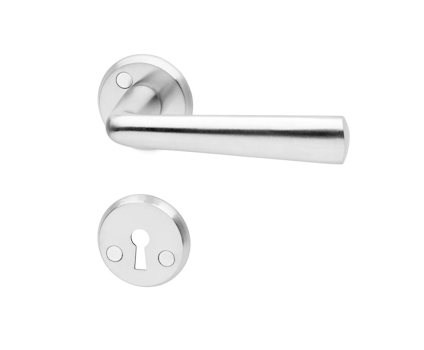 Dörrhandtag i krom med rund nyckelskylt och modern design.