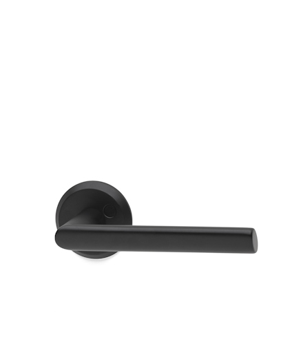 Svart dörrhandtag med rund rosett och rak design.