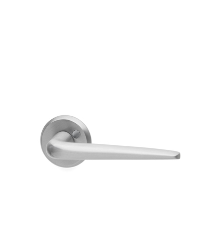 Dörrhandtag i borstat aluminium med rund rosett och lutande grepp.