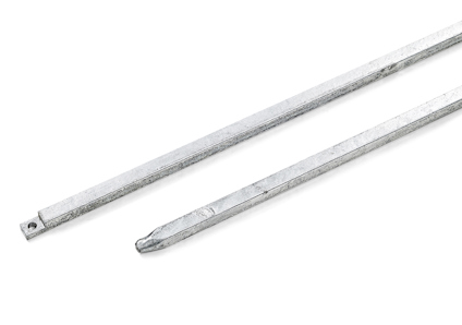 Två långa, smala metallstänger placerade diagonalt på en vit bakgrund.