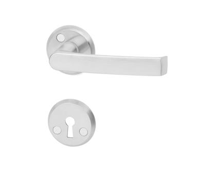 Kromat dörrhandtag med matchande nyckelskylt och nyckelhål i modern design.