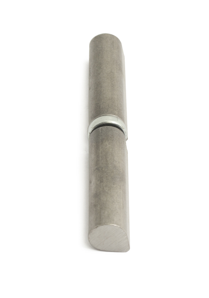 Metallgångjärn med cylindrisk form och svetsfäste på vit bakgrund.
