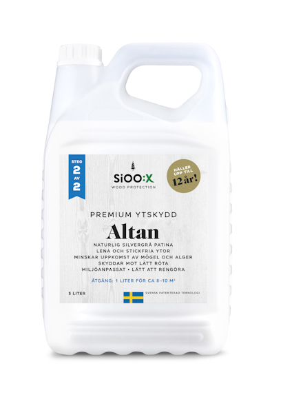 Kanna med träskyddsmedel, etikett med texten "SiOO:X Premium Ytskydd Altan, Steg 2". 5 liter. Svensk flagga längst ner.