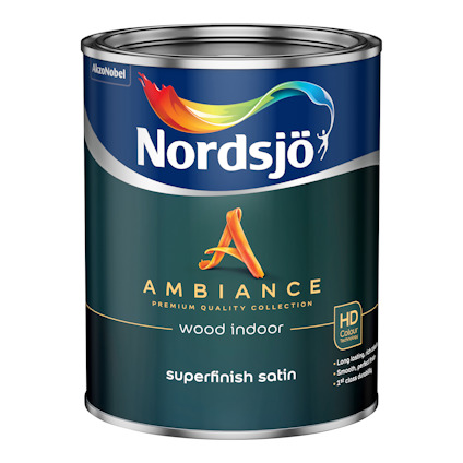 Nordsjö färgburk med grön etikett och regnbågsfärgad logga; text: "Ambiance wood indoor superfinish satin".