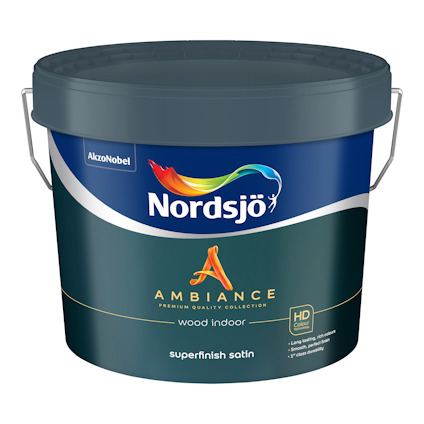 Färgbehållare med texten "Nordsjö Ambiance wood indoor superfinish satin" och logotyp.