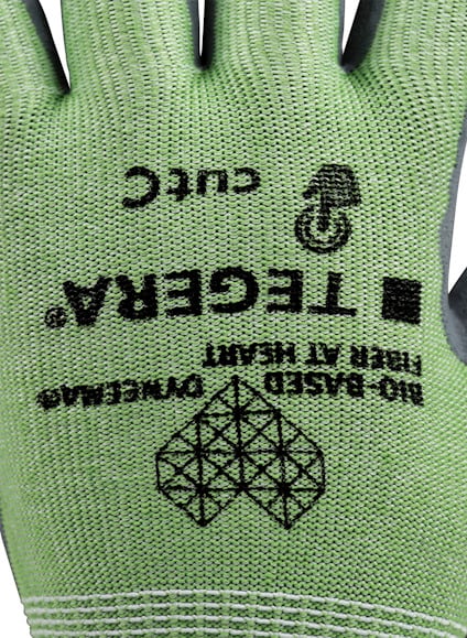 Grön handske med tryck: "TEGERA® BIO-BASED AT HEART", återvinningssymbol, "CUC" och hexagonalt mönster.
