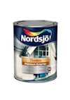 Färgbruk med texten "Nordsjö" och "Tinova Premium Exterior". Burken har en bild av ett hus på etiketten.