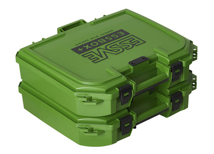 Gröna stapelbara lådor med text: "ESSVE ESSBOX SYSTEM".