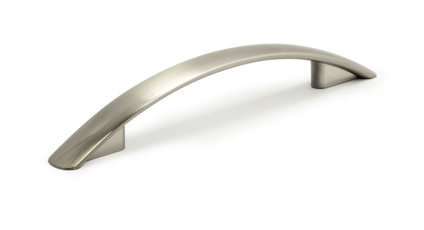 Handtag i böjd design av borstat nickel med två fästen.