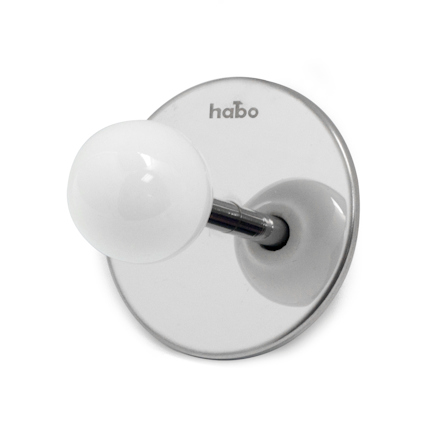Krok med vit rund knopp och en cirkulär bas, märkt med texten "habo".
